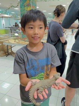 トカゲを手にのせて笑うオーナーのあっちゅん